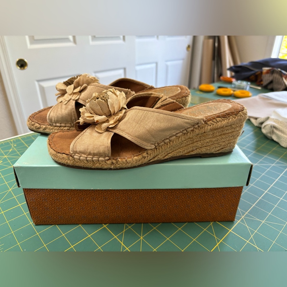 Life Stride Reef, beige silk fabric sandals, size 9 wide, flower on top of foot